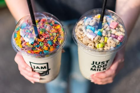 Popular Ottawa cereal bar JAM Cereal hosted a pop-up in Toronto, inside Convenience Resto Bar on Queen Street West, where patrons got a chance to taste test their delicious cereal milkshakes. Cereal Bar Restaurant, Cereal Bar Party, Cereal Toppings, Milkshake Delivery, Cereal Bar Ideas, Cereal Bars Party, Cereal Milkshake, Cereal Theme, Snow Cone Trailer