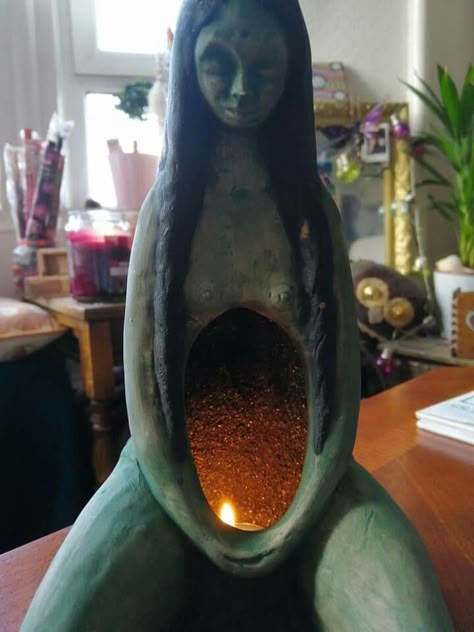 Feminist Sculpture Art, Feminist Ceramic Art, Spiritual Ceramics, Simple Sculpture Ideas, Ceramic Project Ideas, Ceramic Sculpture Figurative, Tanah Liat, Keramik Design, Pottery Crafts