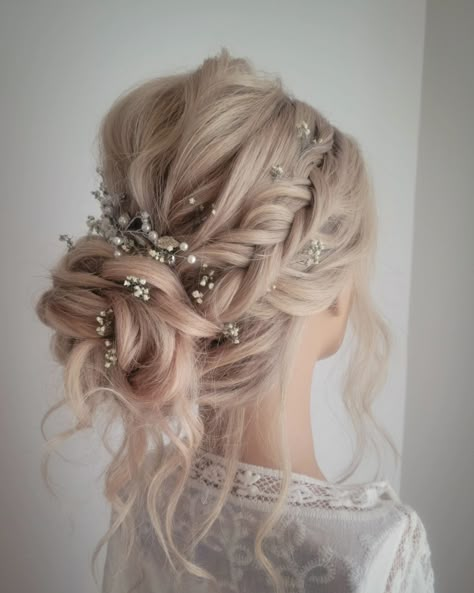 Bridal Hairstyles Low Bun, Textured Low Bun Wedding Hairstyles, Messy Low Bun Wedding Hair, Wedding Plait, Bride Hairstyles Low Bun, Bridal Hair With Braid, Modern Bride Hairstyles, Romantic Wedding Hair Updo, Bridal Hair Blonde