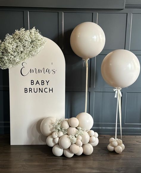 Trending Gender Reveal Ideas, Minimal Balloon Decor, Neutral Backdrop Ideas, Simple Baby Shower Backdrop Ideas, Babies Breath Baby Shower Ideas, Baby Shower Backdrop No Balloons, Krstenje Ideas, Baby Breath Baby Shower Decor, Gender Reveal Ideas For Party Neutral