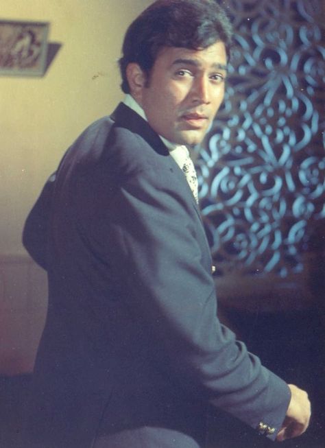 Rajesh Khanna Wallpaper, 70s Bollywood, Beautiful Landscape Pictures, Old Film Stars, Rajesh Khanna, Play Quiz, Guess The Movie, Interesting Facts In Hindi, Bollywood Pictures