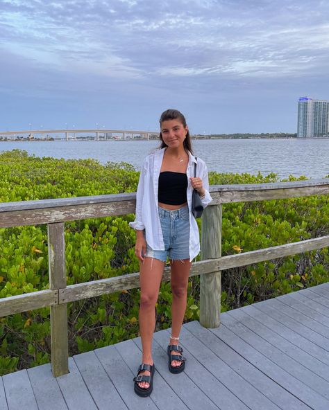 Summer Jean Shorts Outfit, Viviane Audi, Look Short Jeans, Denim Shorts Outfit Summer, Short Pants Outfit, Jean Short Outfits, Denim Shorts Outfit, Summer Shorts Outfits, Sandals Outfit