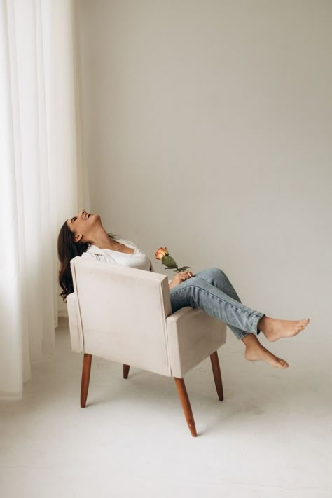 White Chair Photoshoot, Indoor Shoot Ideas Women, Simple Photoshoot Ideas At Home, Sitting On Chair Poses, Couch Portrait, Denim Photography, Outdoor Photoshoot Inspiration, Chair Poses, Studio Photography Backdrop