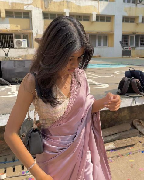 Instagram Farwell Idea Dress Saree, Freshers Saree Look, Saree Styles For Farewell, Afterparty Outfit, Arpita Mehta, Pink Sari, Farewell Dresses, Farewell Sarees, Simple Saree Designs