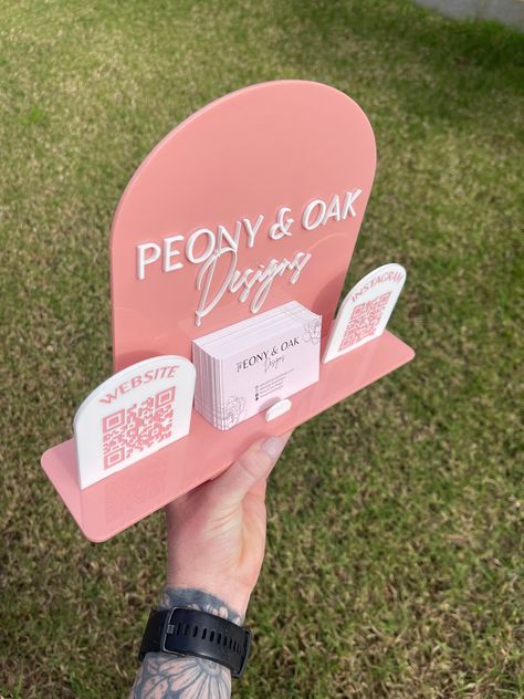 Acrylic Business Card & QR Signage Stand logowow #graphicdesignweek. Reception Desk Decorations Ideas, Business Booth Ideas Vendor Events, Signage Stand, Logo Signage, Craft Market Display, Vendor Displays, Idee Cricut, Craft Fairs Booth, Craft Booth Displays