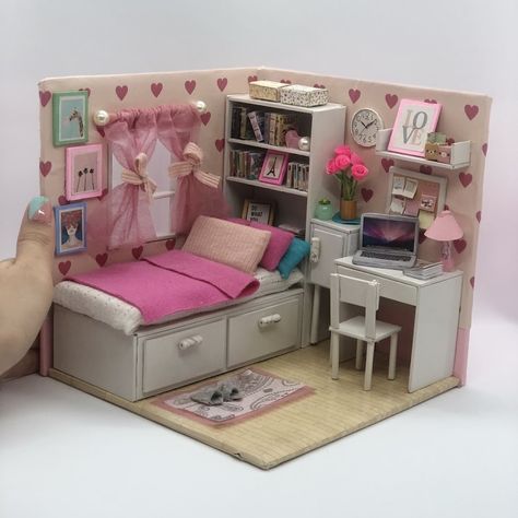 Miniature Bedroom Diy Ideas, Diy Mini Bedroom Model, Diy Mini House Projects, Diy Mini Room Ideas, Diy For Barbie, Cute Crafts Cardboard, Mini Bedroom Diy, Doll Room Diy, Mini Room Cardboard