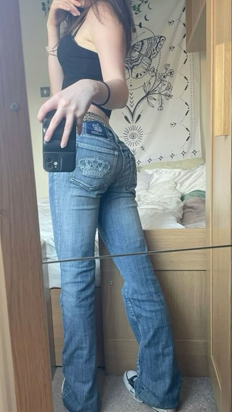 Low Waist Jean Outfits, Low Rise Bootcut Jeans Outfit Aesthetic, Victoria Beckham Jeans Y2k, Skinning Jeans Outfit Y2k, Low Waisted Flare Jeans Outfit Y2k, Low Waist Bell Bottom Jeans Outfit, Low Rise Jeans Outfit Thick, Low Waisted Bell Bottom Jeans, Mid Rise Jeans Outfit Y2k