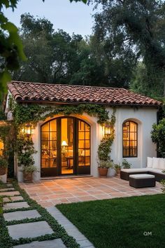 Modern Countryside House Exterior, Backyard In Law Suite, Southwest Casita Guest House, Spanish Style Casitas Guest House, Tiny House Courtyard, House With Small Garden, Tiny House In Garden, Small Home With Courtyard, Small Guesthouse Ideas