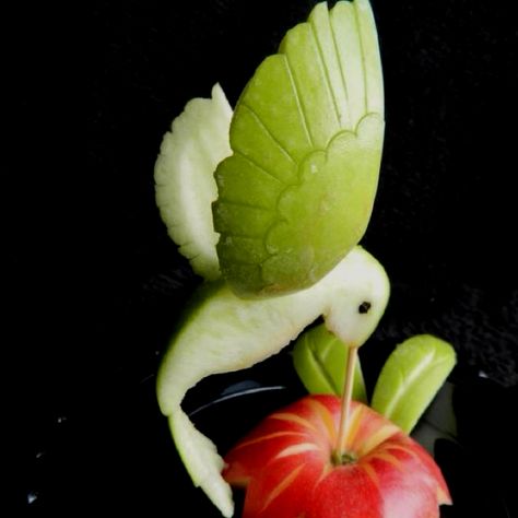 Apple hummingbird... amazing... Fruit Sculptures, Fruit Carvings, Fruit Creations, Fruits Decoration, Decorações Com Comidas, Food Sculpture, Fruit And Vegetable Carving, Fruit Displays, Amazing Food Art