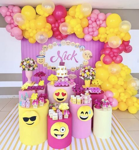 Girls Emoji Birthday Party, Emoji Birthday Party, Girl Emoji, Emoji Party, Emoji Birthday, Birthday Party Decorations Diy, Bday Party Theme, Party Balloons, Bday Party