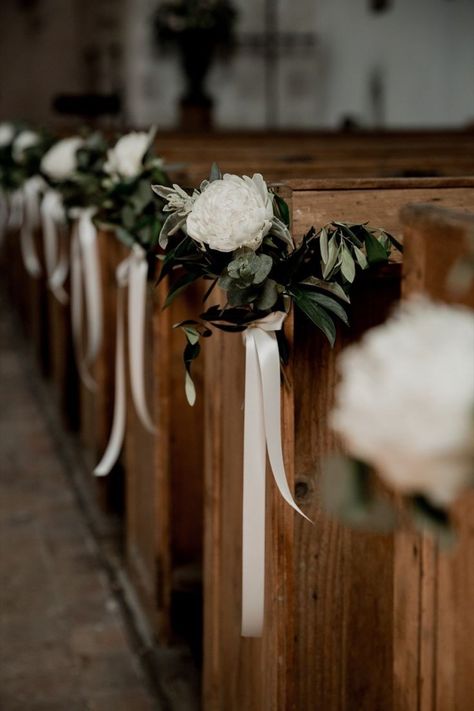 Church Pew Wedding, Church Wedding Decorations Aisle, Church Pew Decorations, Simple Church Wedding, Church Aisle Decorations, Pew Flowers, Wedding Church Decor, White Wedding Ceremony, Wedding Pews