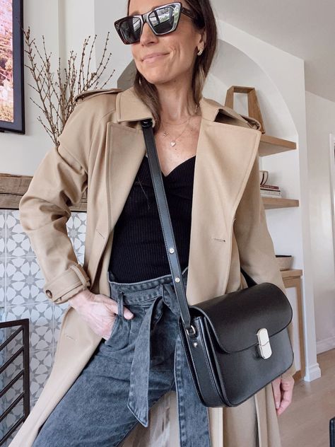 Small Black Purse Outfit, Milo Bag Sezane, Sezane Bag Outfit, Sezane Milo Bag, Prada Crossbody Bag Outfit, Black Leather Bag Outfit, Black Crossbody Bag Outfit, Black Purse Outfit, Classic Black Bag