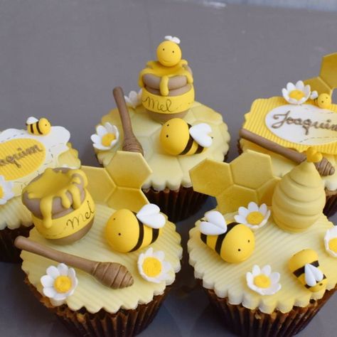 Bee Themed Birthday Party, Bee Cupcakes, Winnie The Pooh Cake, Bee Cakes, Cupcake Cake Designs, Fondant Cookies, Easy Cupcakes, Cupcake Designs, Fondant Cupcakes