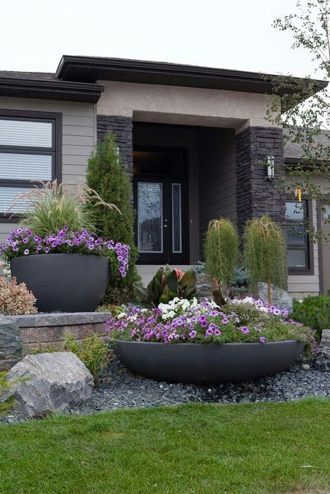 Front Yard Planters, Yard Planters, Stone Cabin, Modern Front Yard, Potted Plants Outdoor, Front Yard Design, Front Landscaping, Front Lawn, Ideas Patio