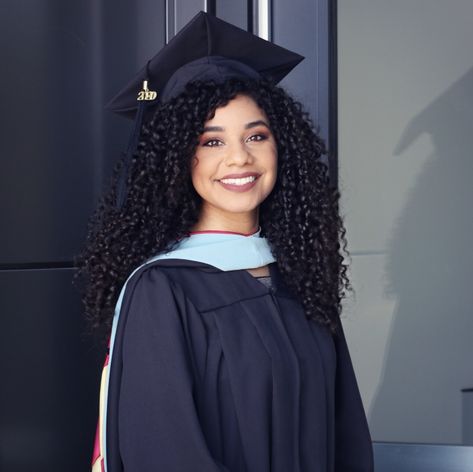 Graduation/curly hair Graduation Hairstyles Medium, Graduation Cap Hairstyles, Graduation Hairstyles With Cap, Cap Hairstyles, Cute Curly Hairstyles, Graduation Hairstyles, Fast Hairstyles, Athletic Hairstyles, Cap And Gown