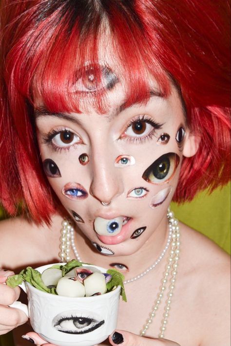 red short hair, eyes, salvador dali, surrealism, alice in wonderland, autoportrait, halucination, trip, astral traveling, spirituality, green, red, melting, makeup, contrasts, drugs, love, art, autoportrait, portrait, photography, halucinate, space, healthy lifestyle, aesthetic, vogue, crystals, manifestation, witchtok, tiktok, codes, mushrooms Googly Eyes Photography, Weird Art Photography, Dreams Photography Surreal, Surrealism Art Portrait, Painting Inspo Portrait, Weird Self Portrait Photography, Surealisme Photography, Surreal Eye Photography, Weird Self Portraits