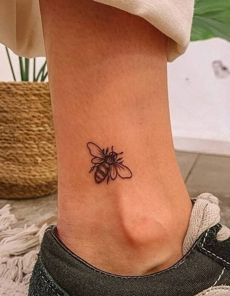 Small Bee Tattoo, Honey Bee Tattoo, Bee Tattoos, Second Tattoo, Tattoo Henna, Bee Tattoo, Discreet Tattoos, Dainty Tattoos, Piercings And Tattoos