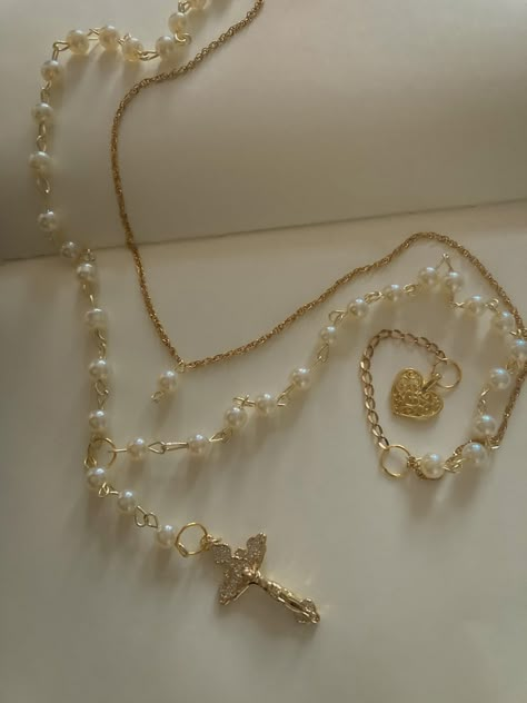 aesthetic rosary latinacore catholic gold jewelry mermaid siren core Rosary Beads Aesthetic, Catholic Rosary Aesthetic, Rosario Aesthetic, Christian Core Aesthetic, Holy Aesthetic, Lucia Core, Rosary Aesthetic, Christianity Aesthetic, Religion Aesthetic