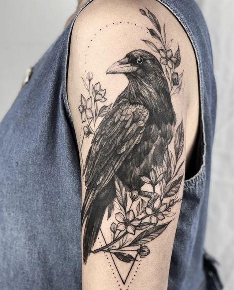 Black Crow Tattoos, Rabe Tattoo, Gotik Tattoo, Crow Tattoo Design, Vogel Tattoo, Hawk Tattoo, Witch Tattoo, Crow Tattoo, Bicep Tattoo