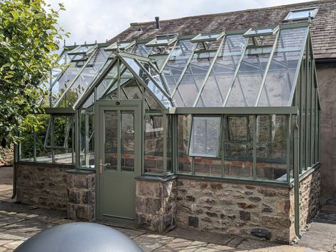 Victorian Greenhouses Gallery - Dovetail Greenhouses Ornate Greenhouse, Antique Greenhouse, Victorian Yard, Greenhouse Victorian, Boho Greenhouse, Contemporary Greenhouses, Victorian Conservatory, Greenhouse Cafe, Reclaimed Windows