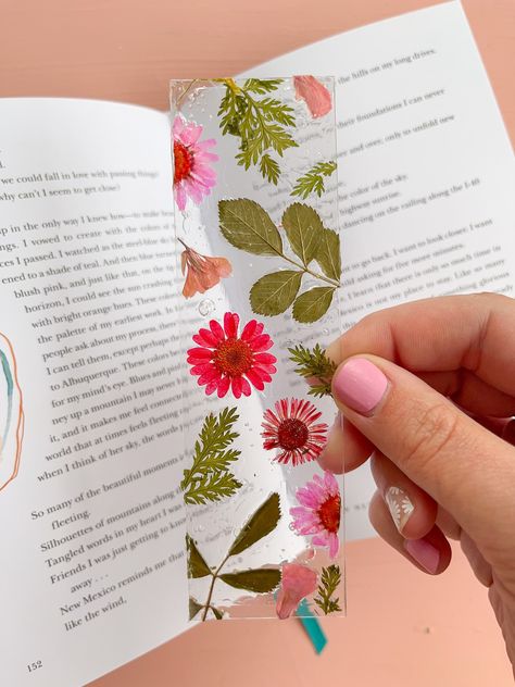 Pressed Flower Bookmark Laminated, Wax Paper Bookmarks, Pressed Flower Bookmark Diy, Dried Flower Bookmarks, Pressed Flower Bookmarks, Pressed Flower Bookmark, Floral Bookmarks, Flower Bookmarks, Diy Save The Dates