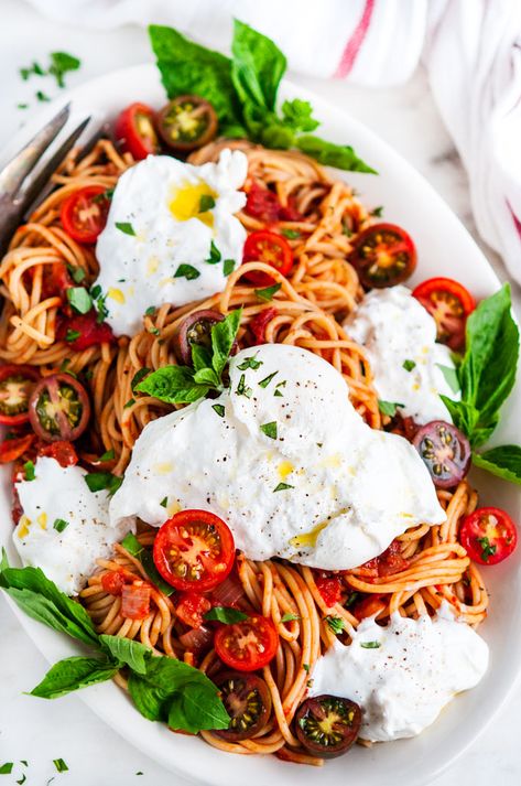 20 minute, crazy easy yet super snazzy spaghetti dish with the ultimate cheese garnish; creamy burrata. | aberdeenskitchen.com #spaghetti #tomato #basil #sauce #burrata #pasta #simple #quick #20minutes #vegetarian #dinner #recipe Spaghetti With Burrata, Tomato Basil Spaghetti, Basil Spaghetti, Burrata Recipe, Fried Pasta, Tomato Basil, Pasta Dishes, Pasta Recipes, Good Eats