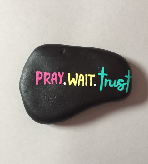 Encouragement Rock Painting Ideas, Christian Rock Painting Ideas Easy, Faith Rocks Painting, Painting Rocks Ideas Christian, Christian Painted Rocks Ideas, Flat Rock Painting Ideas, Kindness Rocks Ideas Easy, Painted Rocks Inspirational, Christian Painted Rocks