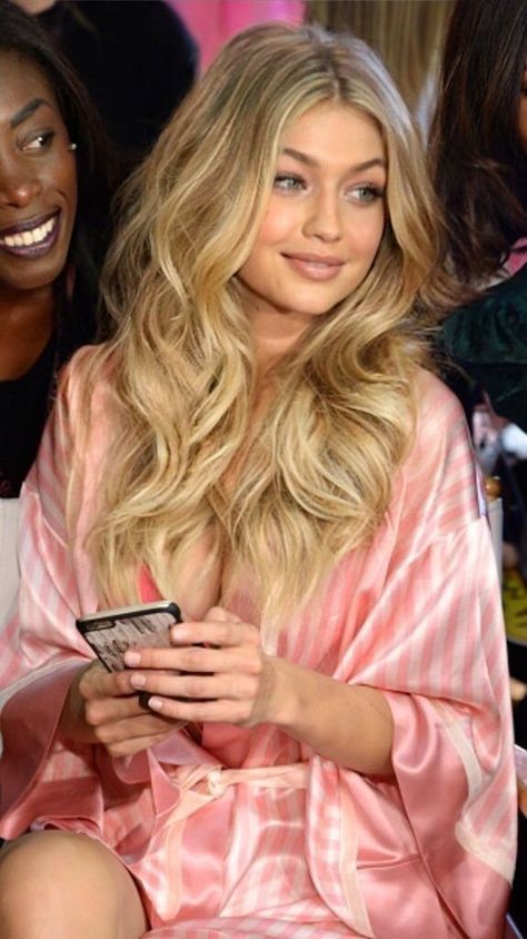 Victoria Secret Model Hair, Gigi Hadid Victoria Secret, Gigi Hadid Hair, Victoria Secret Hair, Bombshell Hair, Victoria Secret Runway, Victoria Secret Model, Honey Blonde Hair, Blonde Model