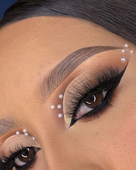 Pearl Makeup, Soft Glam Look, Maquillage Yeux Cut Crease, Pearl Trend, Rhinestone Makeup, Prom Eye Makeup, Eye Makeup Styles, Cute Eye Makeup, Makeup For Black Skin