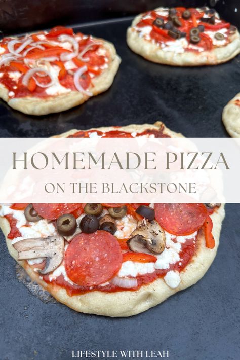 Recipe On Blackstone, Foods To Cook On Blackstone, Black Stone Griddle Pizza, Pizza On The Griddle, Blackstone Grill Recipes Pizza, Food To Cook On Flat Top Grill, Cooking Pizza On Blackstone Griddle, Grilled Cheese On Blackstone, Flatbread Pizza On Blackstone