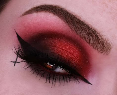 Red And Black Vampire Makeup, Red Black Eyeshadow Look, Red And Black Makeup Looks Halloween, Dark Red And Black Makeup, Dark Red Eyeshadow Looks, Red And Black Goth Makeup, Black And Red Makeup Looks, Black And Red Eyeshadow, Red And Black Makeup Looks