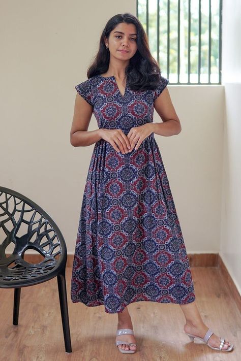 Pen Kalamkari Frocks For Women, Cotton Frock Pattern For Women, Simple Frock Designs For Women, Simple Kurti Designs Casual, Cotton Frock Designs For Women, Churidhar Designs For Stitching, Simple Cotton Frocks For Women, Cotton Frocks For Women, Cotton Dress Pattern Indian