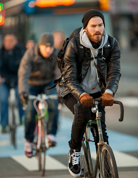 Copenhagen Bikehaven by Mellbin - 2014 - 0202 Urban Cycling Fashion, Urban Bike Style, Estilo Vans, Commuter Cycling, Bike Fixie, Cycling Inspiration, Cycling Photography, Ride A Bike, Urban Cycling