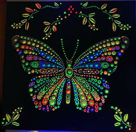 Puntilismo Ideas, Acrylic Dot Painting Ideas, Beginners Canvas Painting, Dot Butterfly, Dot Painting Ideas, Painting On Canvas For Beginners, Canvas Painting For Beginners, Mandala Painted Rocks, Mandala Dot Painting