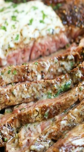 Steak with Garlic Parmesan Cream Sauce Garlic Parmesan Cream Sauce, Cooking Steak, Steak Sandwiches, Wallpaper Food, Parmesan Cream Sauce, Easy Steak Recipes, Easy Steak, Steak Fajitas, Beef Tips