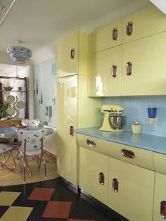 Vintage English Rose Kitchen 1950s from Style Your Modern Vintage Home by Kate Beavis photo by Simon Whitmore English Rose Kitchen, Vintage 1950s Kitchen, Modern Vintage Homes, Modern Mid Century Kitchen, Mid Century Kitchen Remodel, Retro Kitchens, 1950s Kitchen, Kitchen Retro, Pastel Kitchen