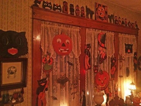 Old Halloween Decorations, Early 2000s Halloween Aesthetic, 2000s Fall Nostalgia, 2000s Halloween Decor, Halloween Nostalgia Aesthetic, Nostalgic Halloween Aesthetic, 2000s Halloween Aesthetic, 2000s Halloween Nostalgia, 90’s Halloween