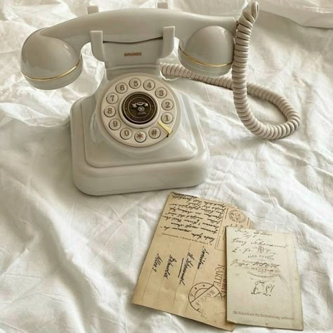 Creme Aesthetic, White Academia, Light Acadamia, Vanilla Aesthetic, Notion Ideas, Vanilla Girl Aesthetic, Light Academia Aesthetic, Ballad Of Songbirds And Snakes, Vintage Phones