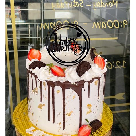 Drip whippedcream cake with strawberries and oreos Oreo And Strawberry Cake, Oreo Strawberry Cake, Strawberry Cake Decorations, Oreo Birthday Cake, Easy Strawberry Shortcake, Cake With Strawberries, Strawberry Shortcake Cake, Cookies And Cream Cake, Chocolate Strawberry Cake