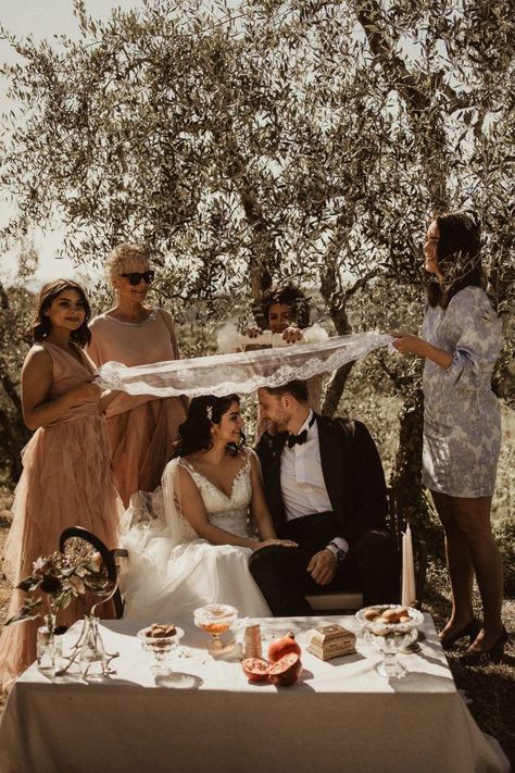 Traditional Persian wedding ceremony complete with ceremonial wedding table Sofre Aghd l Image by Alice Santella Persian Wedding Traditions, Persian American Wedding, Sofreh Aghd Decoration, Persian Rug Wedding, Italian Vineyard Wedding, Manifestation 2025, Ceremonial Wedding, Tea Ceremony Wedding, Persian Weddings Sofreh Aghd