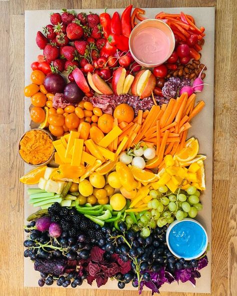 Colorful Snacks Birthday Parties, Rainbow Finger Food, Neon Charcuterie Board, Rainbow Snack Table, Rainbow Platter Parties Food, Rainbow Fruit And Veggie Trays, Rainbow Fruit Charcuterie Board, Rainbow Cheese Board, Tie Dye Charcuterie Board