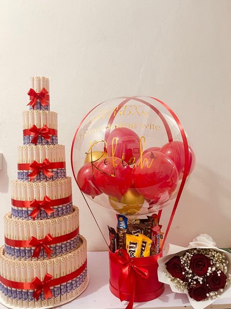 Hot air balloon and money tower Money Surprise Box Ideas, Money Tower Cake, Surprise Package Ideas, Money Bouquet For Men, Chocolate Gift Packing, Valentine Hot Air Balloon, Money Tower, Valentine Package, Hot Air Balloon Gift