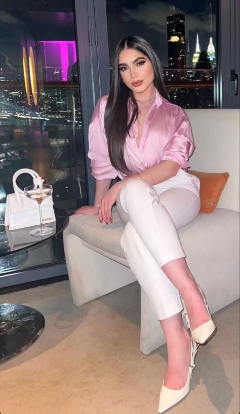 Elegant Poses For Women, Outfits Fresas, Ootd Formal, Casual Chic Outfits, Stylish Work Attire, Looks Party, Event Outfit, Classy Casual Outfits, Stylish Work Outfits