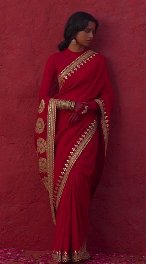 Fashion Lehenga, Red Saree Wedding, Best Indian Wedding Dresses, Sabyasachi Bridal, Sabyasachi Sarees, Sabyasachi Bride, Bridal Sarees South Indian, Fashionable Saree Blouse Designs, Fancy Sarees Party Wear