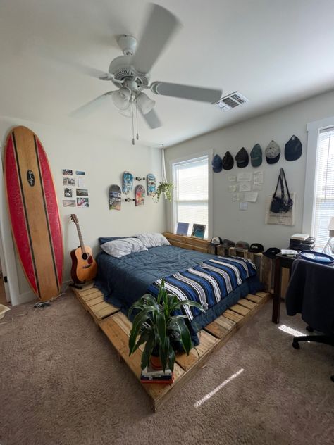 Mans Flat Interior, Beds On Pallets, Pallette Bed Frame, Manly Bedroom Decor, Pallet Bedframe Ideas, Palet Bed Frames, Surfing Room Ideas Bedrooms, Cozy Beachy Bedroom, Surfer Apartment Aesthetic