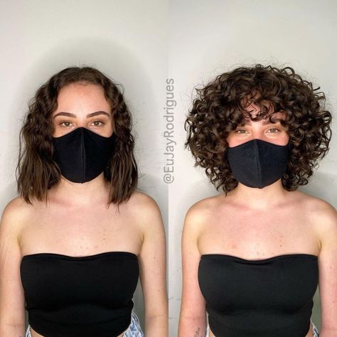 Trendy Short Haircuts with Bangs for a Fresh Look Curly Bob Bangs, Curly Bob With Fringe, Short Curly Cuts, Short Haircuts With Bangs, Bob Haircut Curly, Bob Hairstyles With Bangs, Curly Hair Photos, Bob Haircut With Bangs, Short Curly Haircuts