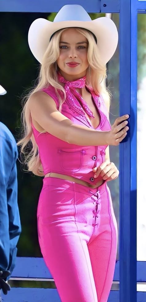 Barbie Cast, Cowgirl Costume For Women, 80s Cowgirl, Barbie Movie Premiere, Margrot Robbie, Margot Robbie Movies, Movie Fashion Outfits, Barbie Margot Robbie, Disco Outfits