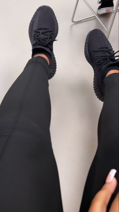 Black Yeezys On Women Outfit, Shoes Black Women, Black Yeezy, Yeezy Outfit, Pretty Sneakers, Zara Drip, Trendy Shoes Sneakers, Pretty Shoes Sneakers, Kicks Shoes