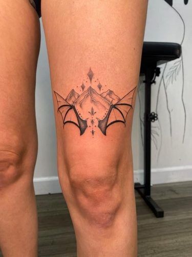 Explore Top 19 ACOTAR Tattoo Ideas for 2024: Embrace Feyre's Journey & Night Court Magic - Get Inspired Now! Rhysand Bat Wings Tattoo, Acotar Tattoos Night Court, Book Inspired Tattoos Acotar, Sarah J Maas Tattoo Sleeve, Rhysand Knee Tattoo Fanart, Velaris Tattoo Knee, Acotar Tattoos Rhysand, Nightcourt Acotar Tattoo, Cassian Wings Tattoo