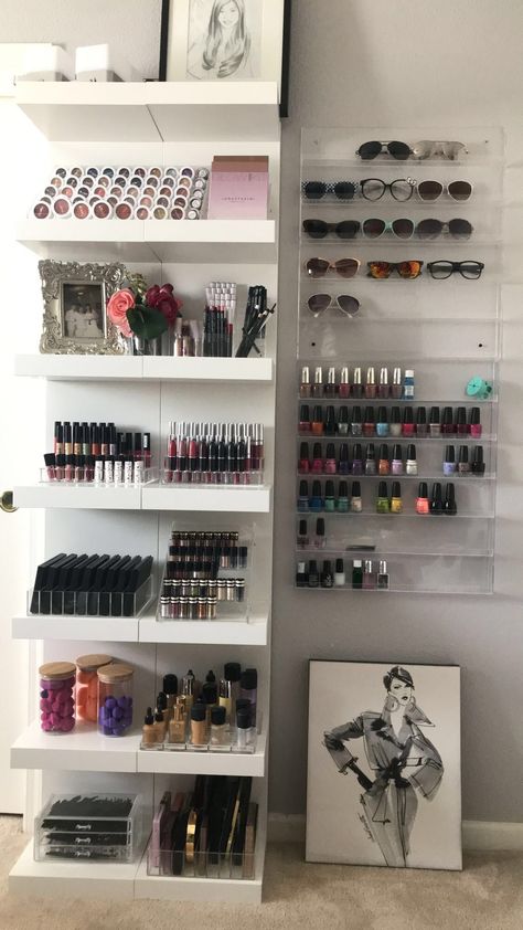 Makeup Organization Shelves, Shelf Makeup Organization, Makeup Store Interior Small Spaces, Retail Makeup Display, Makeup Organization Shelf, Makeup Studio Organization, Make Up Shelves Ideas, Makeup Display Aesthetic, Makeup Setup Aesthetic